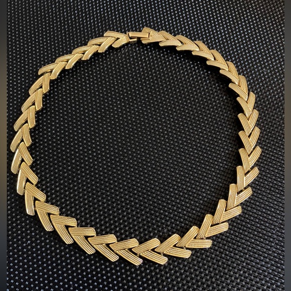 Chevron Pattern Golden Necklace - Picture 3 of 5